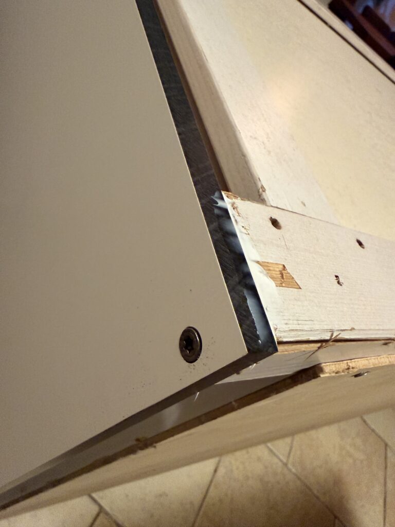 Originele foto van de onderplaat en houten kastconstructie van KA’AETÉ.