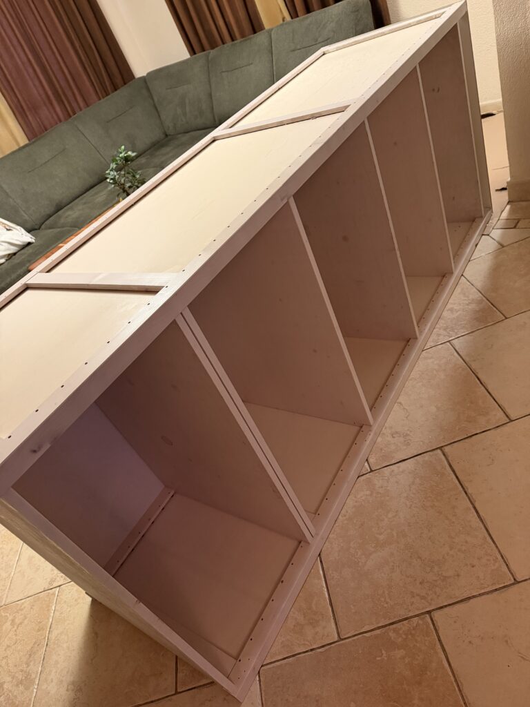 Originele bouwfoto van het kastframe en de nieuwe witte onderplaat.